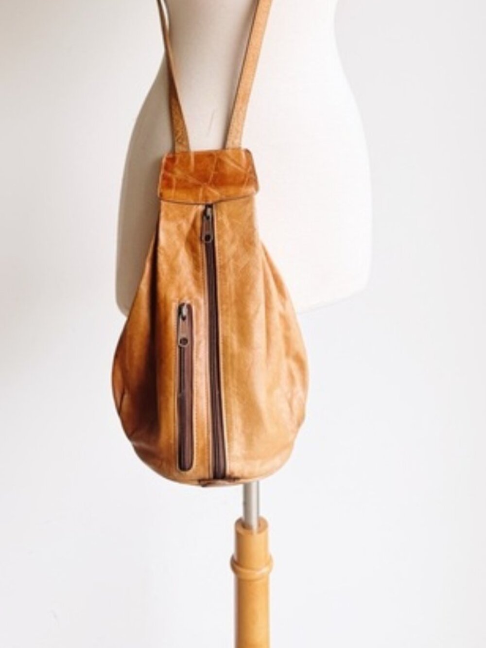 Vintage Distressed Leather Sling Bag Backpack Purse Tan Cognac Boho - Picture 3 of 9